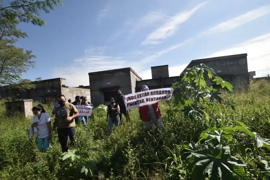 Preadjudicatarios de un barrio de Concepción denuncian que los ladrones lo están desmantelando