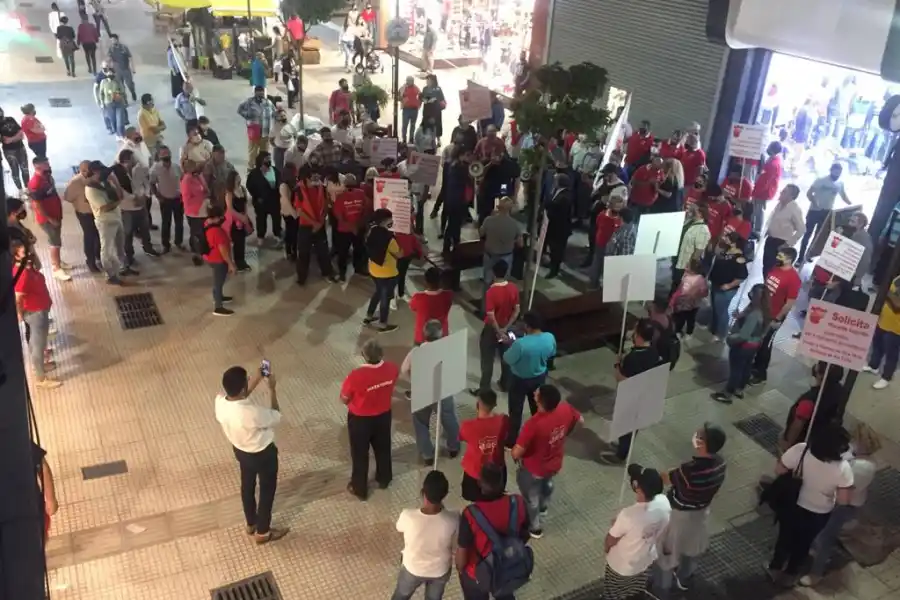 Con una ruidosa protesta, los empleados de comercio exigieron volver al horario corrido