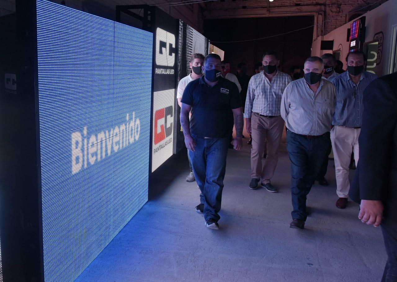 EN CONCEPCIÓN. Jaldo visitó las instalaciones de una empresa dedicada a las pantallas LED. Foto: Prensa Legislatura