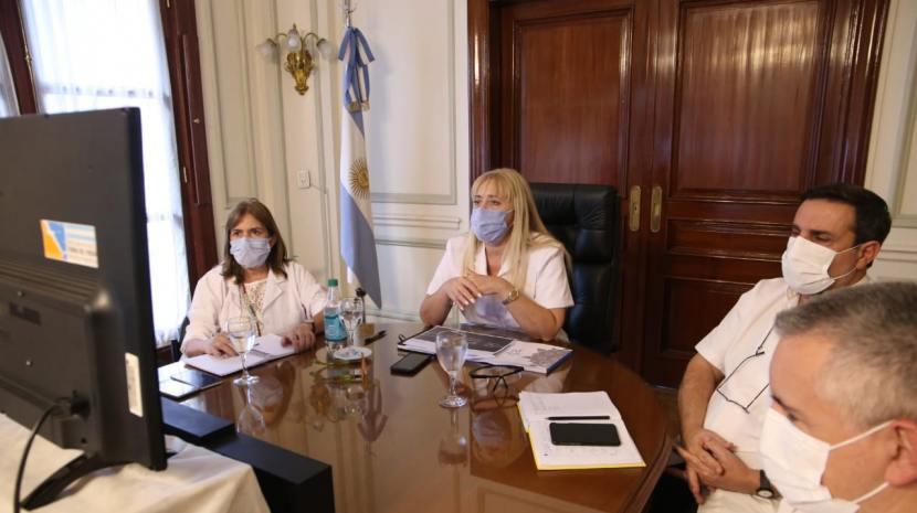 EQUIPO DE SALUD. La ministra Chahla, junto a sus funcionarios de su equipo. Foto: Prensa M. de Salud