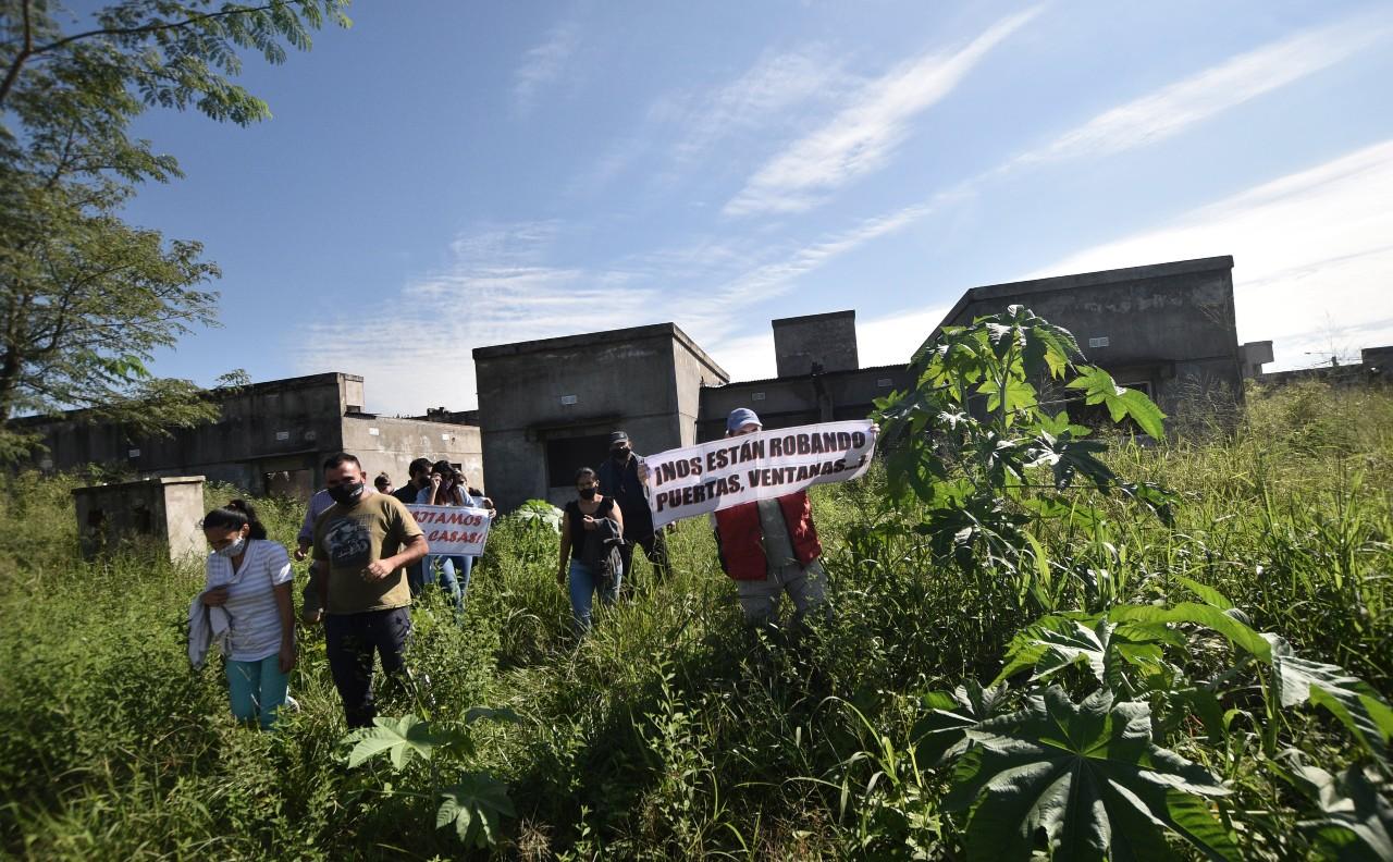 Preadjudicatarios de un barrio de Concepción denuncian que los ladrones lo están desmantelando