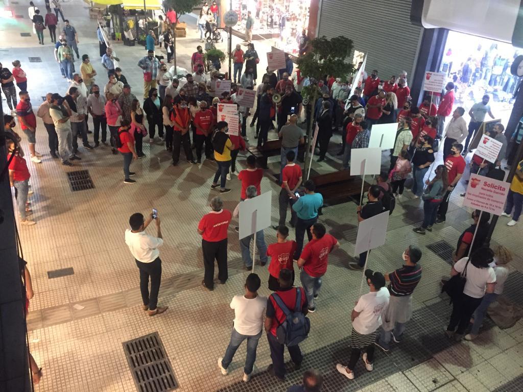 Con una ruidosa protesta, los empleados de comercio exigieron volver al horario corrido
