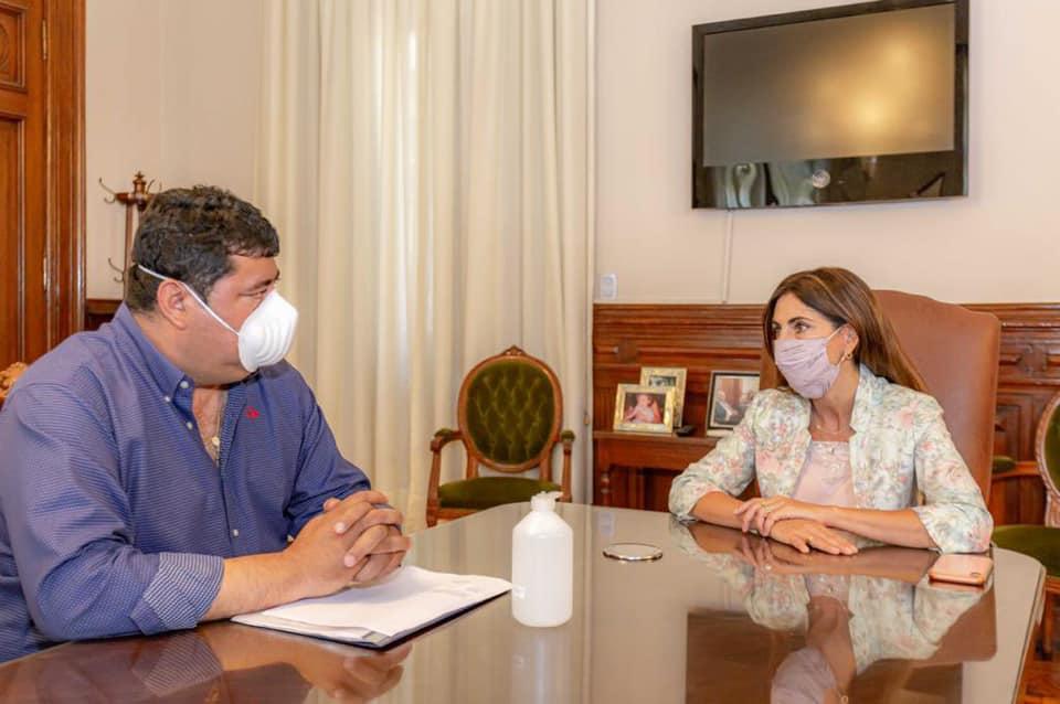 ANDRÉS CEFERINO GALVÁN. El secretario de Trabajo dialoga con la ministra de Gobierno. Foto: Comunicación Pública