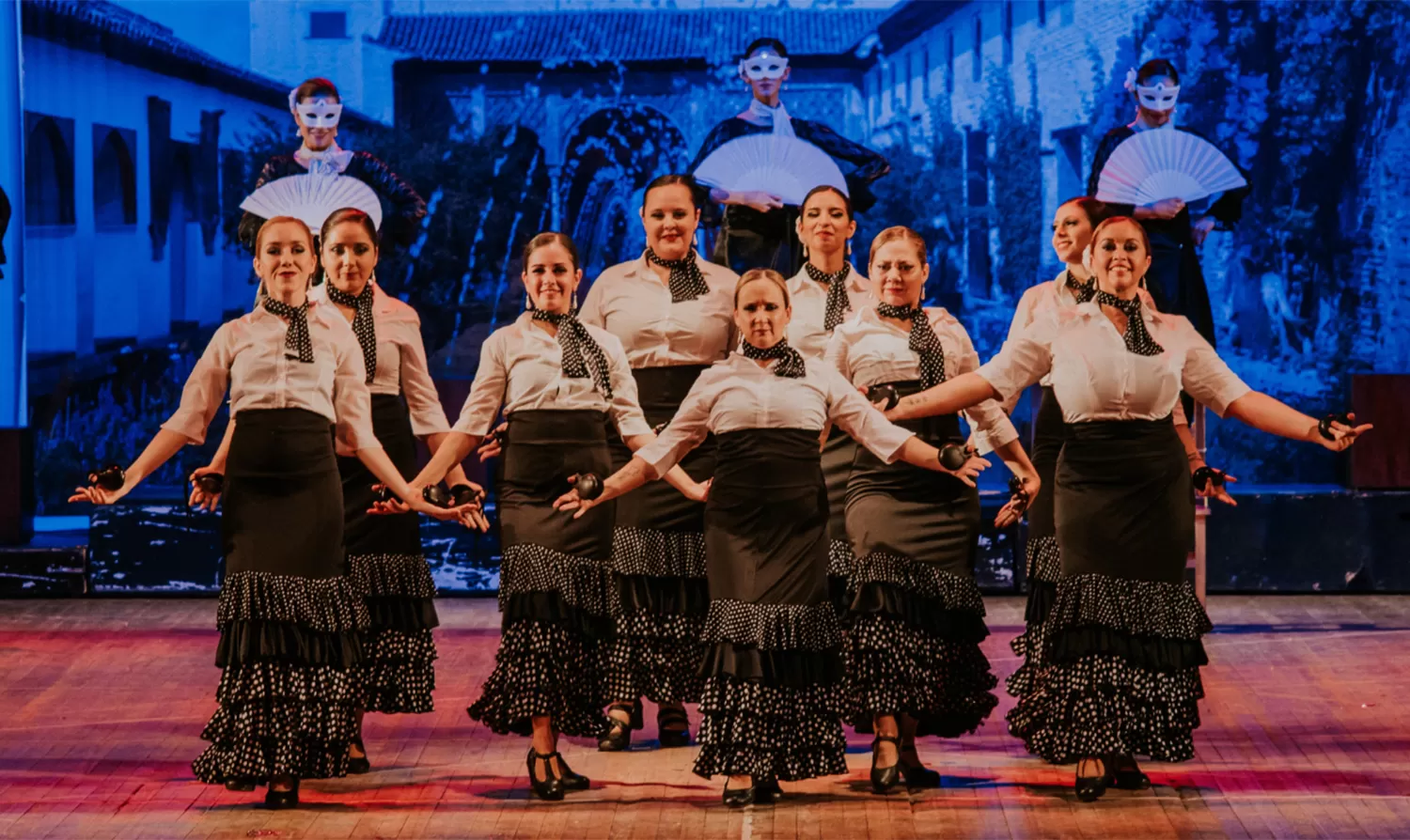 Teatro san Martín: castañuelas, zapateo, revuelo de faldas y mantones