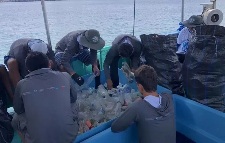 Recogen más de dos toneladas de basura en las costas de las islas Galápagos