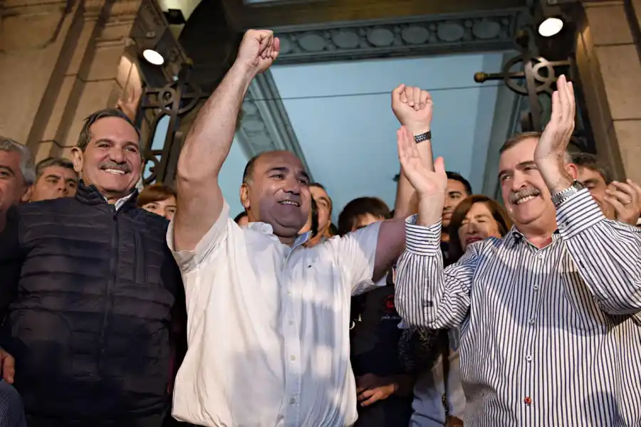 CELEBRACIÓN. En Casa de Gobierno, Manzur y Jaldo celebran el triunfo en una elección objetada por la oposición. Foto de Archivo LA GACETA / Juan Pablo Sánchez Noli
