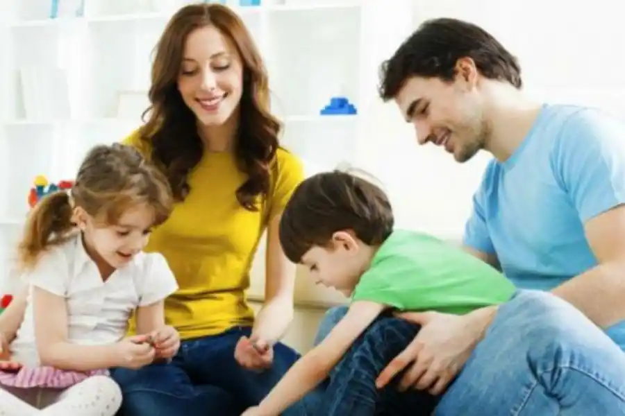 La participación de las familias es clave en el tratamiento para trasladar las rutinas de terapia a la vida diaria. FOTO DE ARCHIVO/LAGACETA.