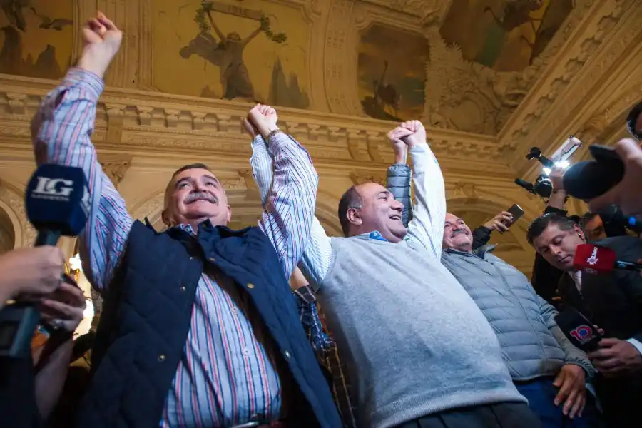 TRIUNFO. Manzur y Alperovich acompañan en la celebración a Jaldo. Foto: Archivo LA GACETA