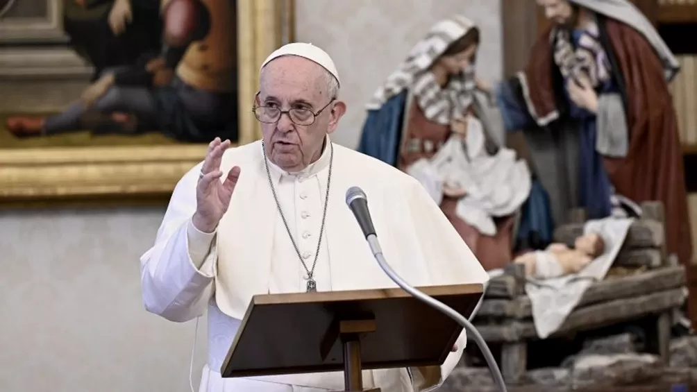 El Papa visitó a personas sin techo, que reciben la vacuna contra el coronavirus en el Vaticano