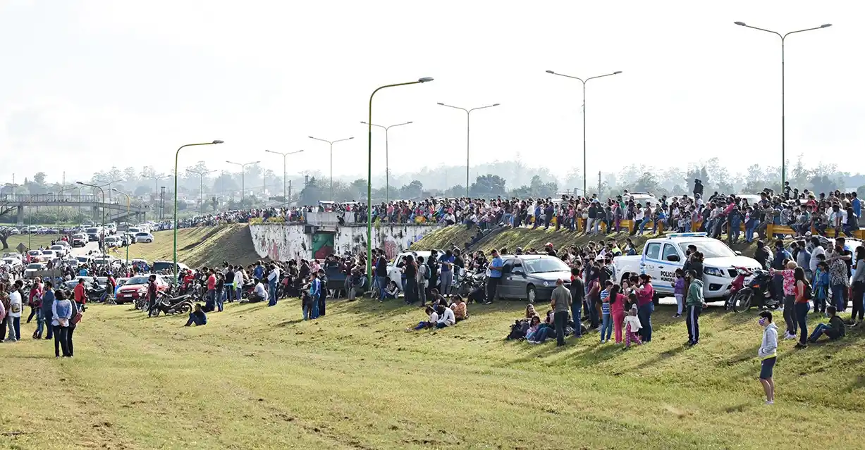 GRAN CONCURENCIA. Vecinos se acercaron para participar del homenaje a los caídos en Malvinas. Foto: LA GACETA / ANALÍA JARAMILLO