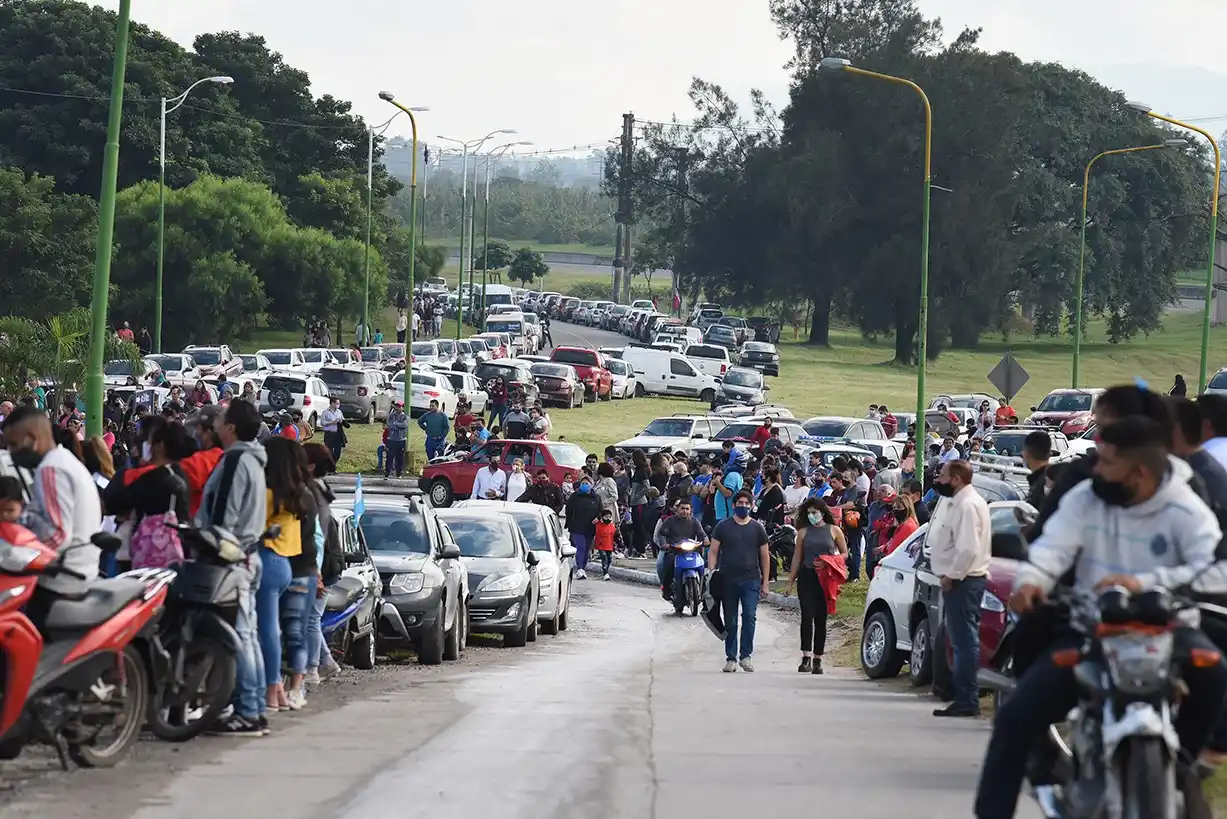 GRAN CONCURENCIA. Vecinos se acercaron para participar del homenaje a los caídos en Malvinas. Foto: LA GACETA / ANALÍA JARAMILLO