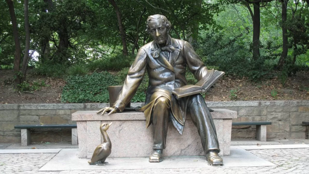 Hans Christian Andersen y El Patito Feo. Monumento en el Central Park de Nueva York. MAGEN DE hisour.com/