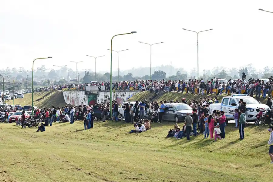 GRAN CONCURENCIA. Vecinos se acercaron para participar del homenaje a los caídos en Malvinas. Foto: LA GACETA / ANALÍA JARAMILLO