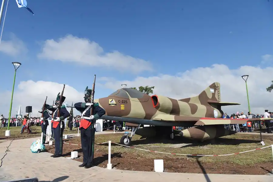 LA OBRA. El escultura a escala real del avión A4B-Skyhawk, rodeada por los bustos. Foto: LA GACETA / ANALÍA JARAMILLO