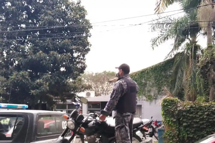 Rompieron el vidrio de un auto para robar, pero fueron atrapados