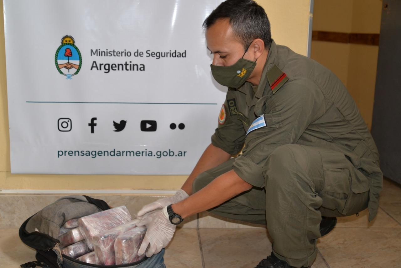 DENTRO DE UNA MOCHILA. El hallazgo de los paquetes con cocaína. Foto: Gendarmería Nacional