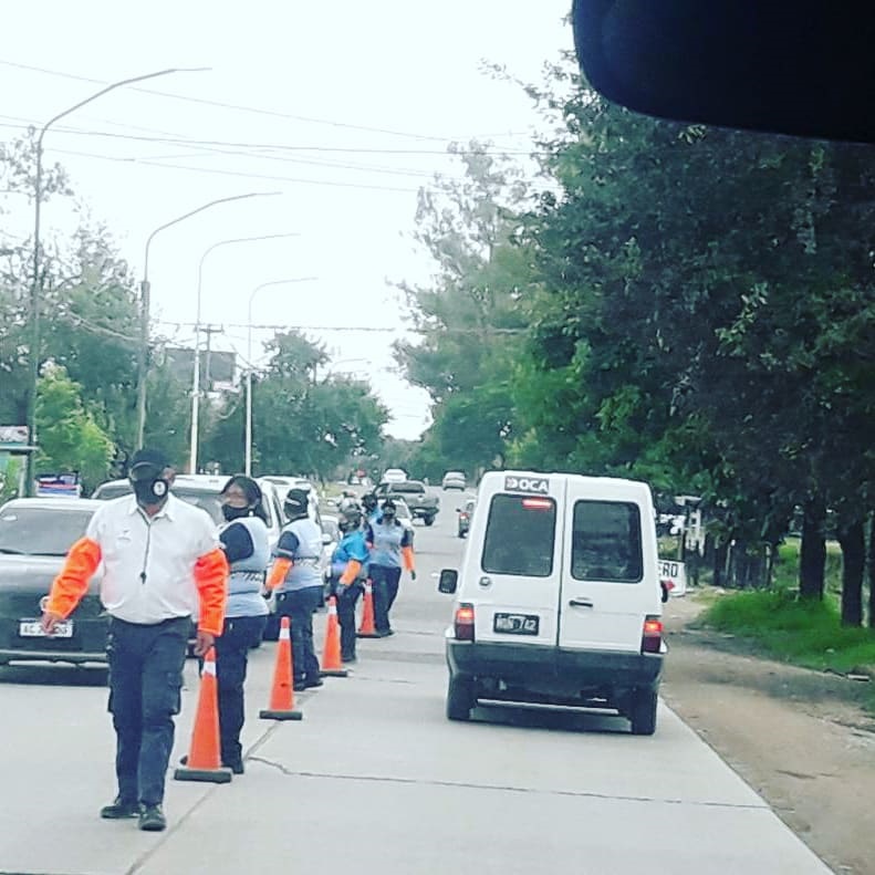 A DOS MANOS. El tránsito se agolpó en algunos sectores. Los controles vehiculares en algunas calles de doble mano de la “Ciudad Jardín” entorpecieron la normal circulación.