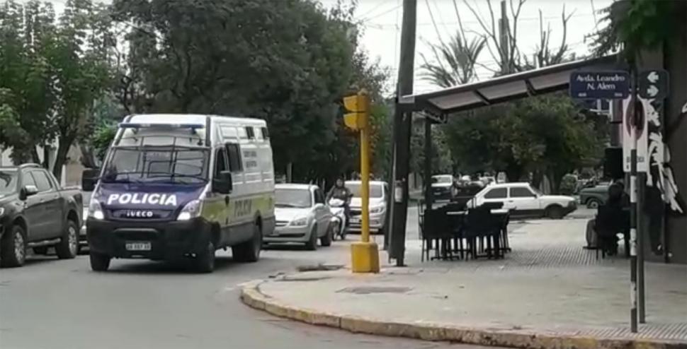 TAFÍ VIEJO. Recomendaciones a la ciudadanía. Los uniformados transitaron la zona más concurrida de la “Capital del Limón” para ver que se cumplan las medidas de distanciamiento social.