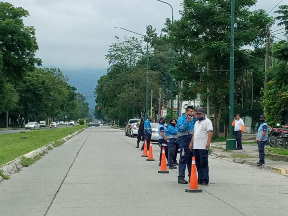  EN AVENIDA ACONQUIJA. Controles en el principal acceso a Yerba Buena. Con radares, termómetros e inspecciones, Yerba Buena recibió a los tucumanos en su principal paseo en el inicio de Semana Santa.