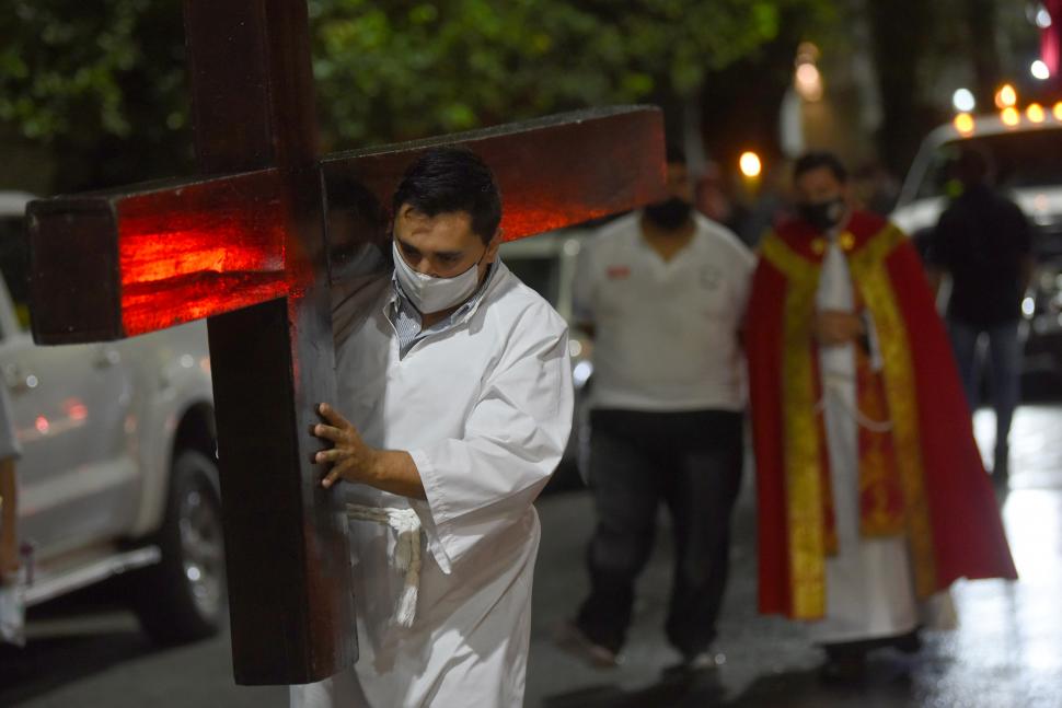 CRUZ DE LA MISIONES. Un sacerdote camina llevando la cruz delante del párroco del Inmaculado Corazón de María, Amadeo Tonello. 