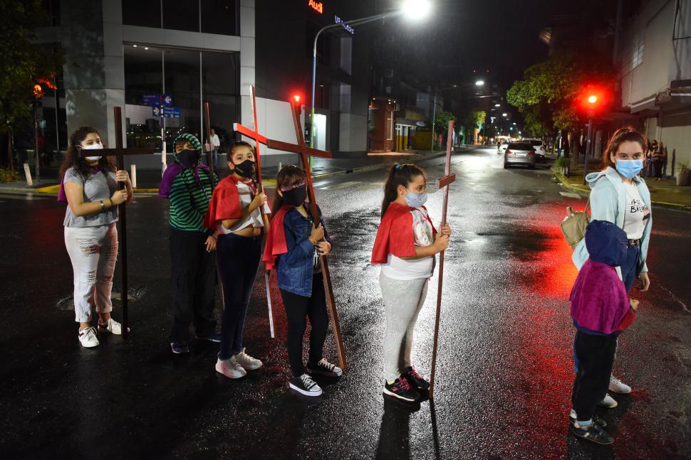 NIÑAS MARIANAS. Un grupo de pequeñas participan de la organización de la procesión que ayer recorrió las calles de barrio Norte.