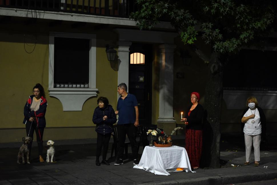 ESTACIÓN. Un grupo de fieles espera la llegada del vía crucis en una de las paradas de la procesión donde se rezará y meditará una de las estaciones.