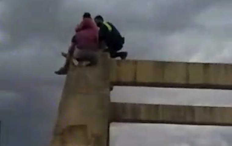 Policías evitaron que una mujer se arrojara del puente de Colón y Canal Sur