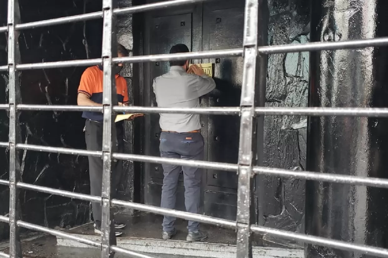 JUNÍN AL 100. Agentes colocan la notificación de la clausura del local. 