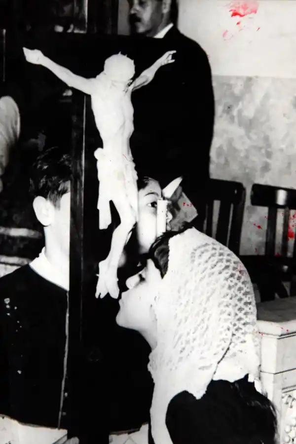 1957. El beso de la niña a los pies del Crucificado se tomó en La Merced, el Viernes Santo.