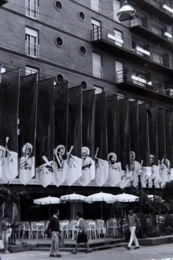 1990. Una ornamentación armónica y de lo más llamativa, a la vista del público en el edificio de 24 de Septiembre y Junín.