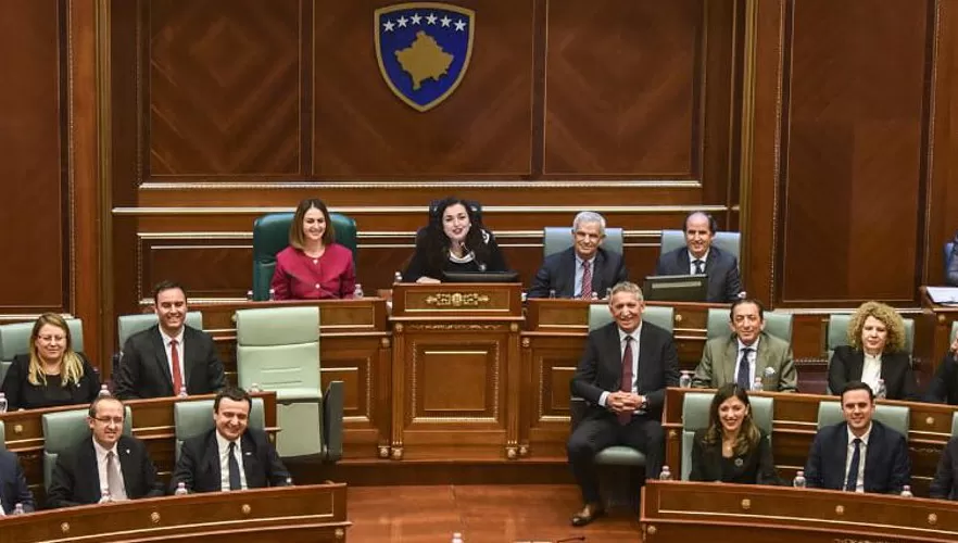MOVIMIENTOS. El parlamento eligió como presidenta de Kosovo a la reformista Vjosa Osmani.