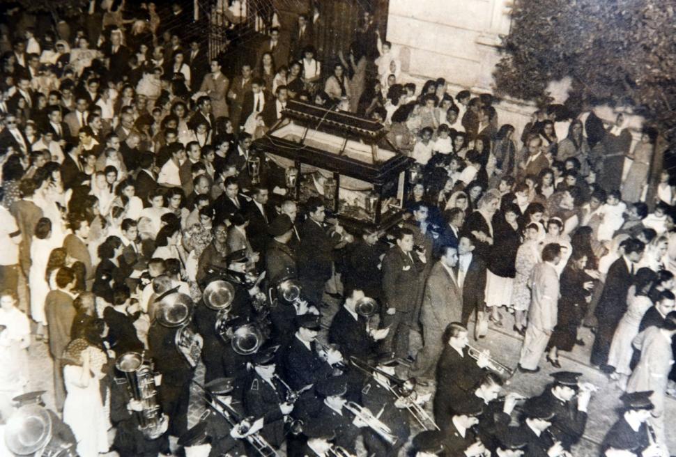 1949. La multitud participa en la Procesión del Santo Sepulcro. Se ve el acompañamiento de la banda musical.