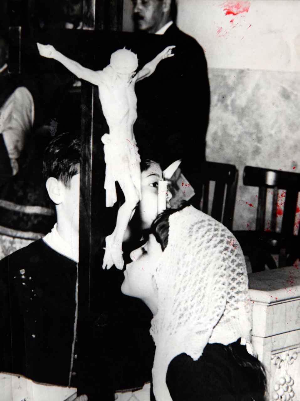 1957. El beso de la niña a los pies del Crucificado se tomó en La Merced, el Viernes Santo.