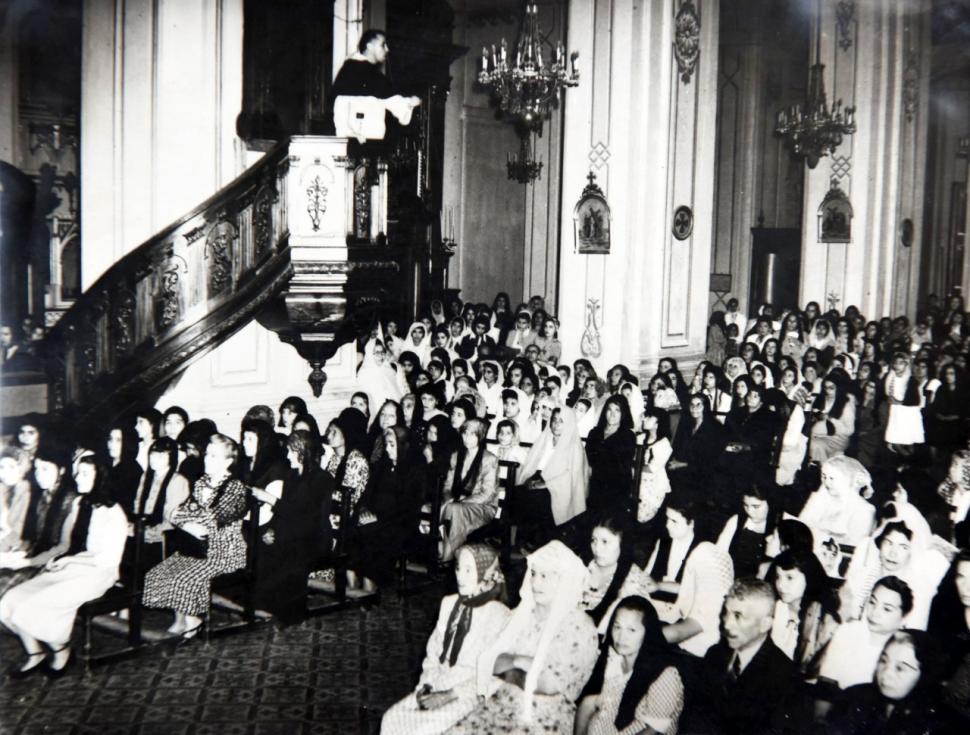 1961. Cuando los sacerdotes todavía predicaban desde el púlpito y, en su mayoría, las mujeres llevaban velos o mantillas.