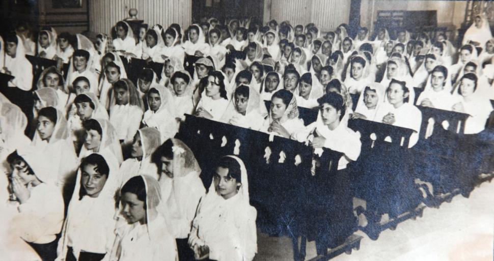 1950. Las alumnas del Colegio del Huerto, todas de blanco, reunidas en la celebración efectuada en la Catedral.