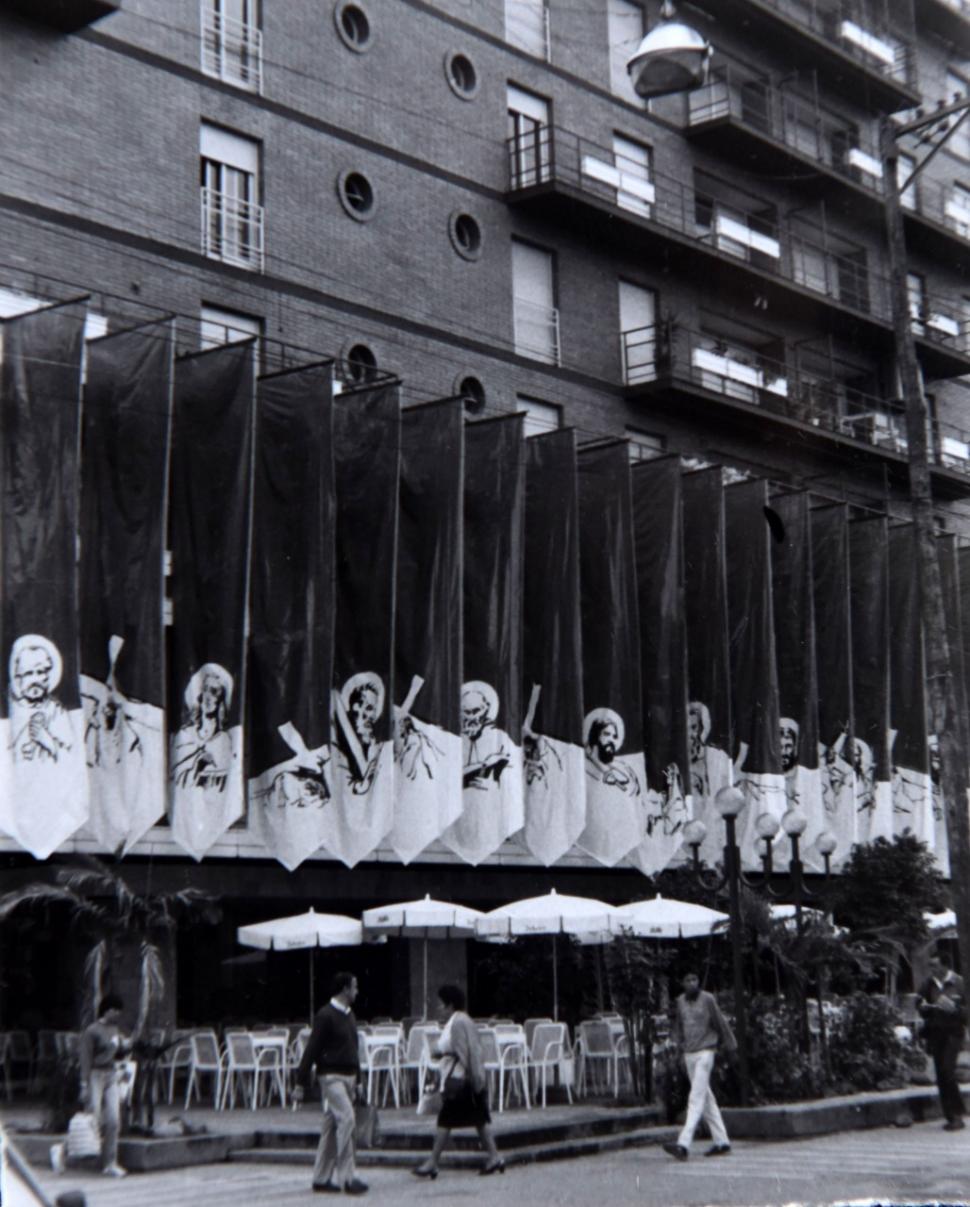 1990. Una ornamentación armónica y de lo más llamativa, a la vista del público en el edificio de 24 de Septiembre y Junín.