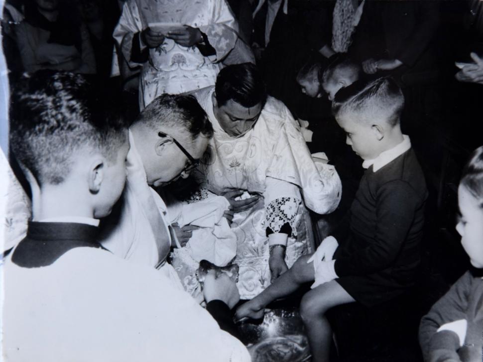 1957. El arzobispo Juan Carlos Aramburu -elevado a cardenal en 1976- durante el tradicional lavado de pies del Jueves Santo.