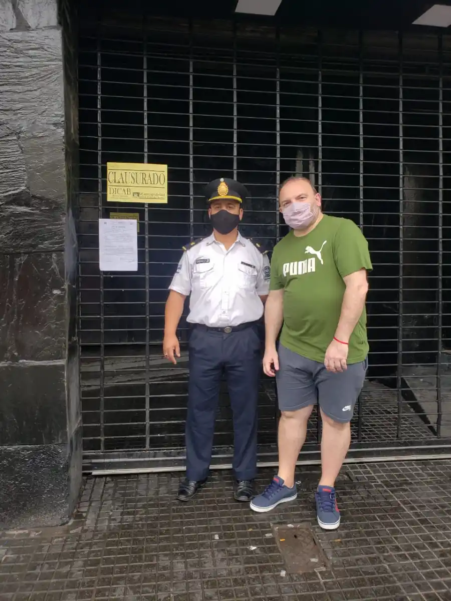 OPERATIVO CONJUNTO. Funcionarios de la Policía y del COE, durante el procedimiento en el domingo de Pascuas.