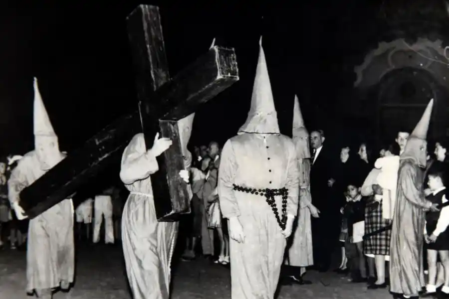 1957. Los penitentes recorrían barrio Norte durante la Procesión de los Pasos. La organización estaba a cargo de la parroquia del Corazón de María, donde confluían muchos miembros  de la colectividad española. Los trajes y la simbología remiten a las celebraciones que todavía se realizan en Andalucía y otros puntos de la península.