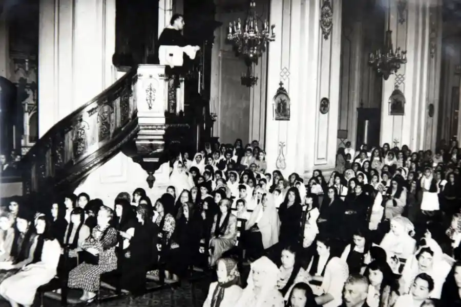 1961. Cuando los sacerdotes todavía predicaban desde el púlpito y, en su mayoría, las mujeres llevaban velos o mantillas.