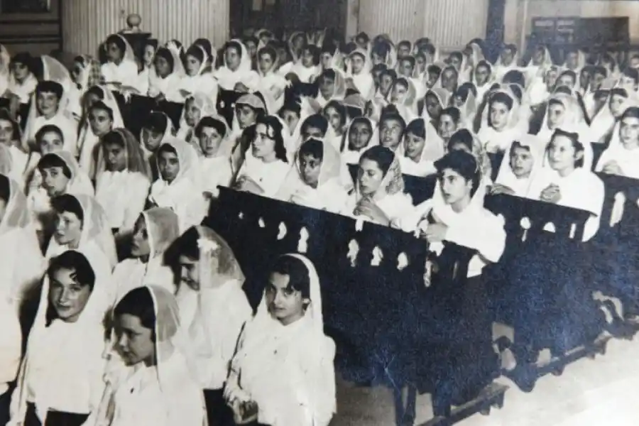 1950. Las alumnas del Colegio del Huerto, todas de blanco, reunidas en la celebración efectuada en la Catedral.