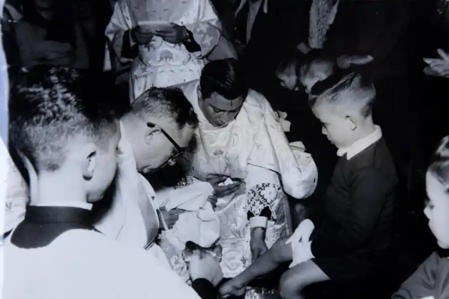 1957. El arzobispo Juan Carlos Aramburu -elevado a cardenal en 1976- durante el tradicional lavado de pies del Jueves Santo.
