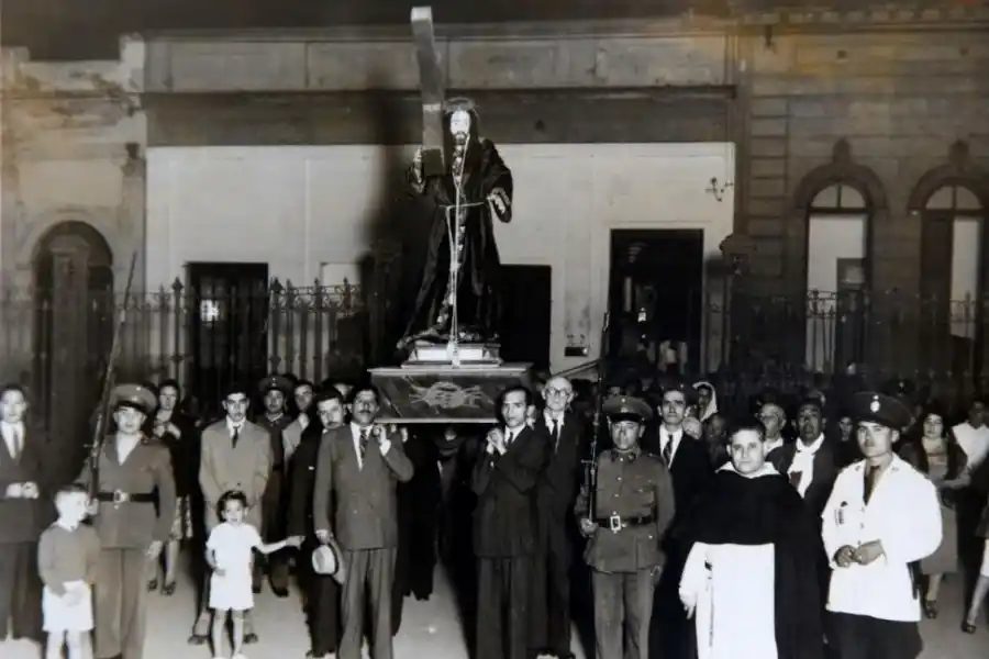 1948. Un alto de la procesión, que había salido del templo de La Merced, para el registro del fotógrafo de LA GACETA.