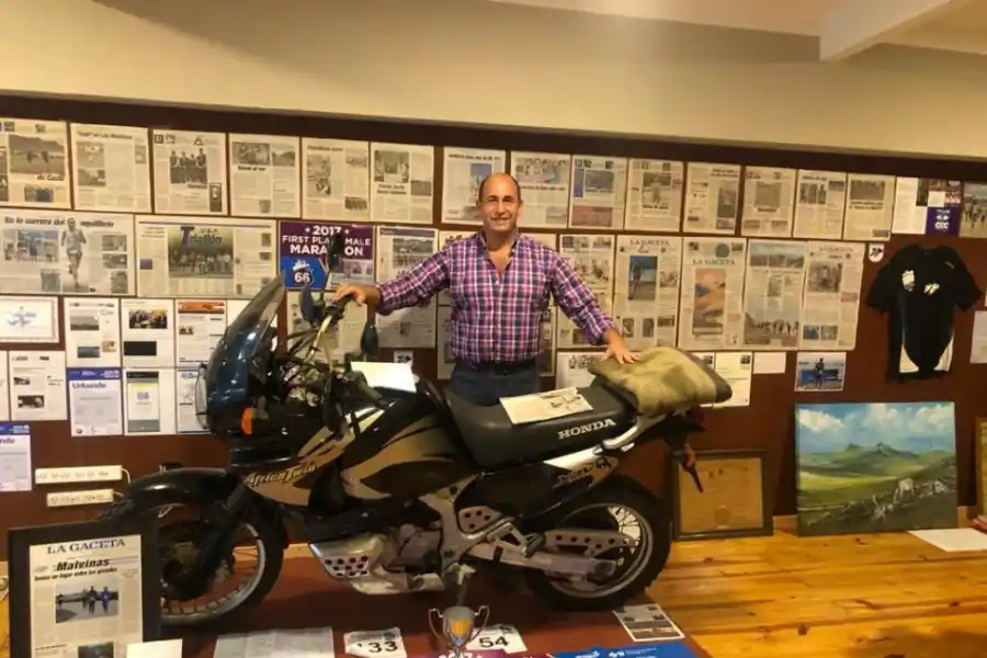 MÁS QUE MOTO, ES UN EMBLEMA. El rodado, guardado junto a otras representaciones de las Malvinas. 