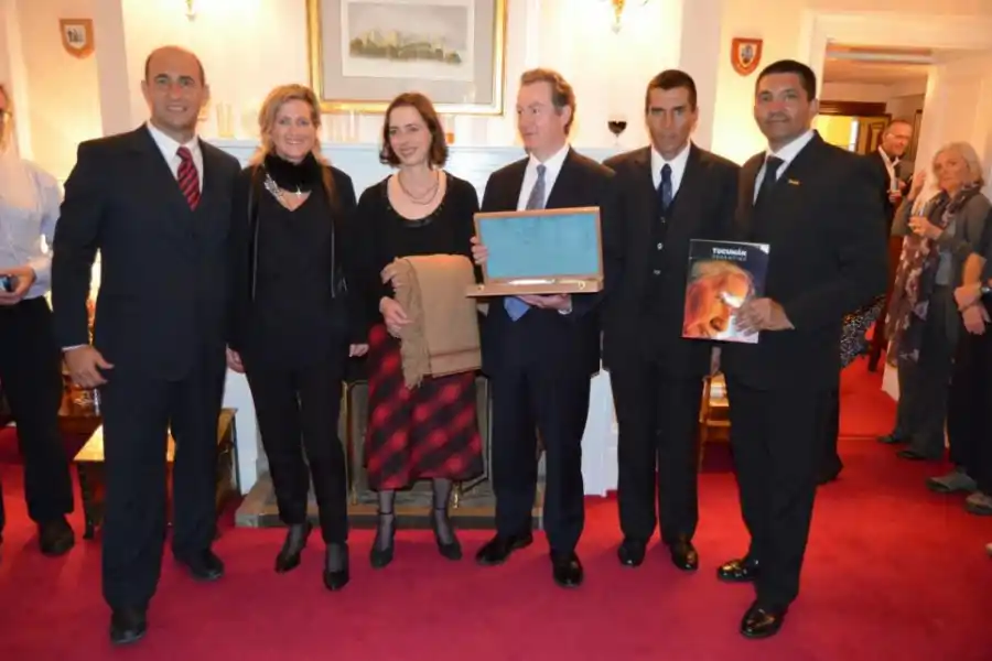 INVITACIÓN OFICIAL en 2016. Martínez Pastur, su esposa, Mónica; el gobernador de Malvinas Colin Roberts, y su esposa Camila; César Ruiz y el ganador de la maratón, Rafael Lencina.