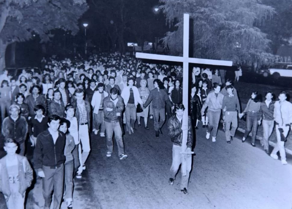 1985. Via Crucis de la Juventud, realizado entre la parroquia de San Gerardo y la Catedral. 