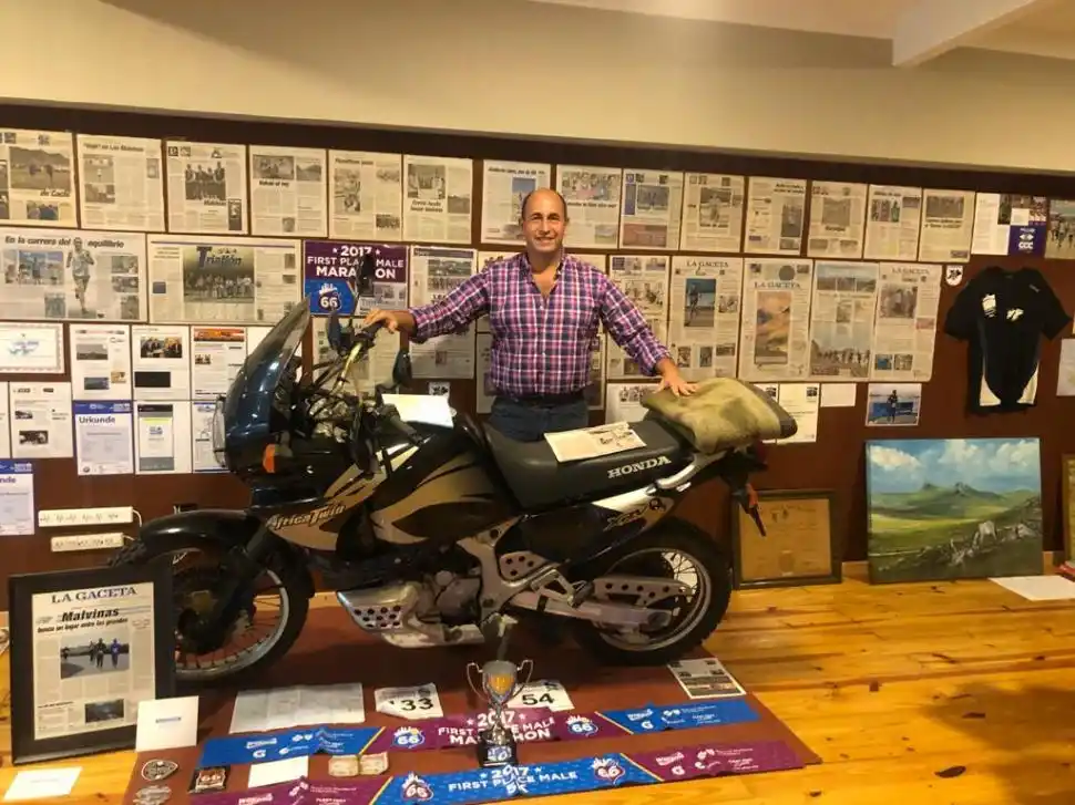 MÁS QUE MOTO, ES UN EMBLEMA. El rodado, guardado junto a otras representaciones de las Malvinas. 