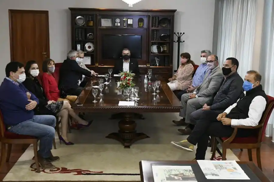 A LA IZQUIERDA DE JALDO. Graciela Suárez de Cano, en la reunión del miércoles convocada por el vicegobernador. El jaldismo anhelaba que Juri formara parte de esa mesa, pero no lo logró. Foto: Prensa HLT