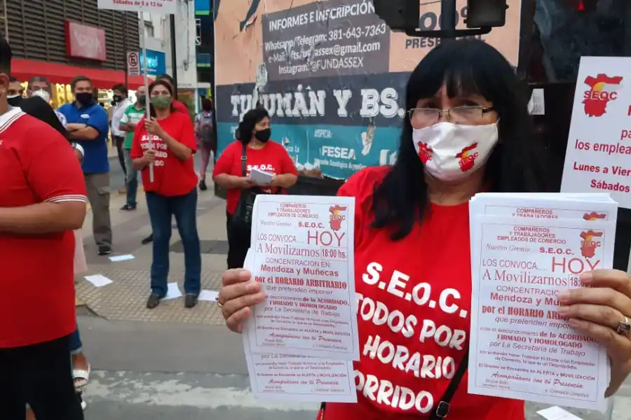 VOLVIERON A LAS CALLES. Los empleados nucleados en SEOC salieron a exigir que se respete el acuerdo firmado.