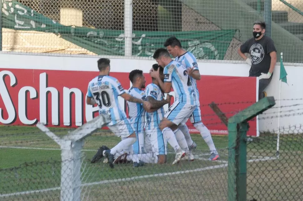 DESAHOGO. Toledo terminó arrodillado tras su segundo gol ante Sarmiento mientras Heredia, Guillermo y Marcelo Ortiz y Risso Patrón se sumaban al festejo de un gol que se gritó fuerte en Junín y en Tucumán. 